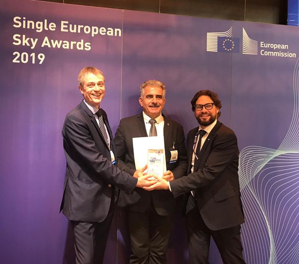 Handover of the European Commission Excellence Award to skyguide representative.